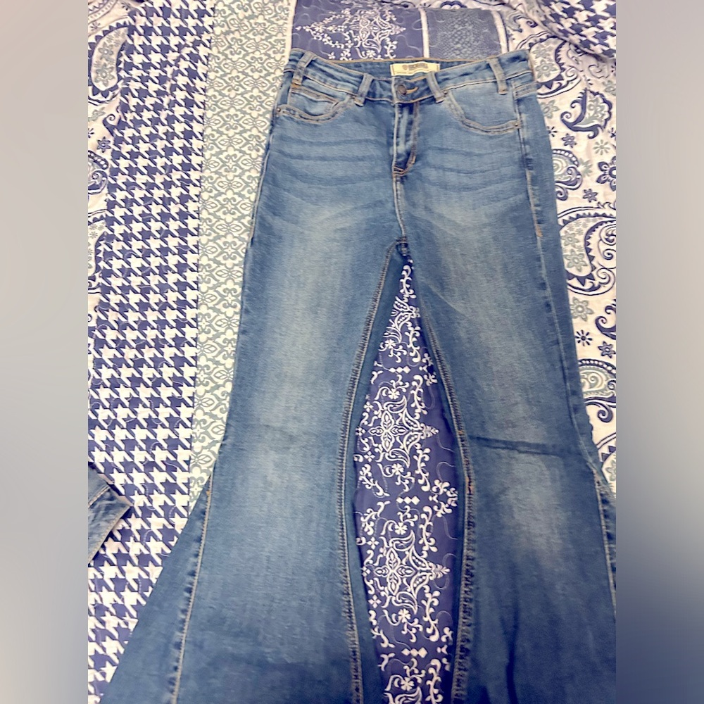 Women’s bell bottom jeans. No wear